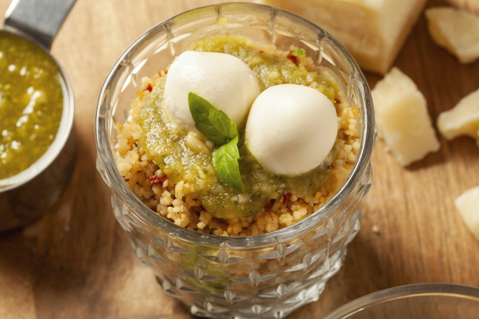 Vasitos de cous cous Mediterráneo con pesto clásico y ...